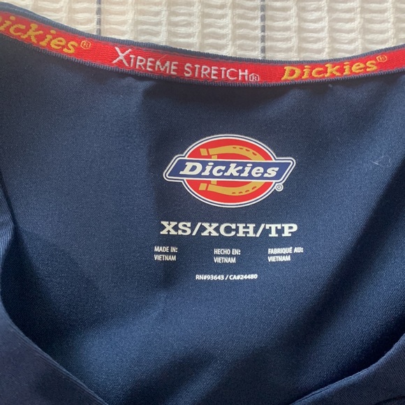 Dickie’s scrub top NWOT - Picture 2 of 3